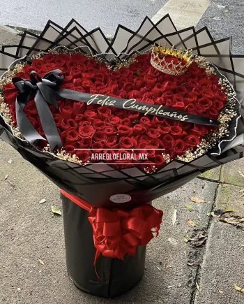 Ramo Premium de Rosas Rojas en Corazón con Corona
