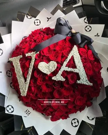 Ramo 200 rosas - Arreglo Premium con Iniciales